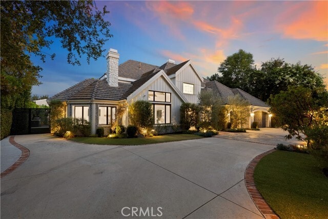 Building Photo - 5946 Woodlake Ave