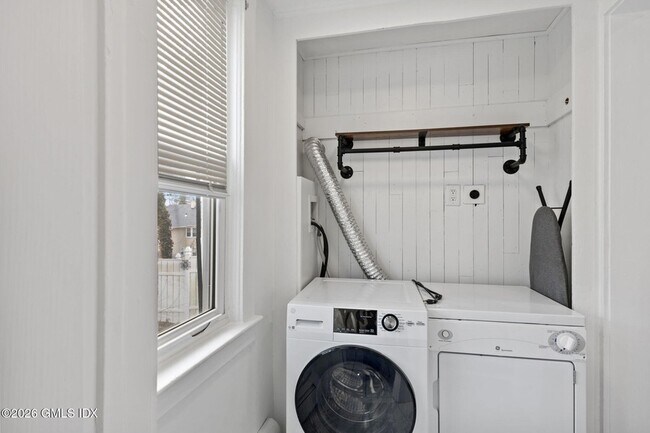 Building Photo - 10 Artic St