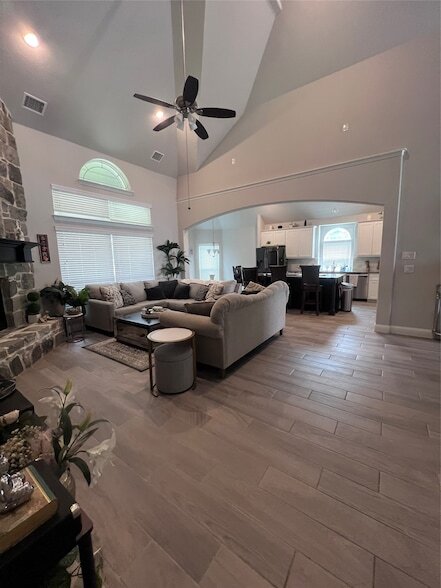 Building Photo - 9832 El Colina Dr