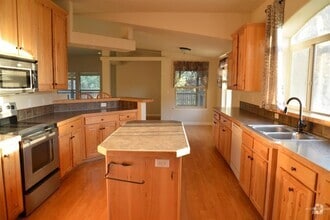 Building Photo - Beautiful open concept home located on Cle...