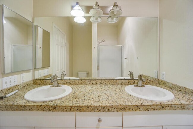 Building Photo - BEAUTIFUL CONDO ON THE COLUMBIA RIVER
