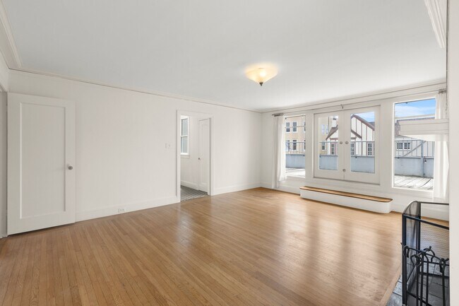 Building Photo - 2128 Bay St