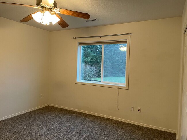 Building Photo - FANTASTIC 4 Bed 2.5 Bath Home in Salmon Creek! HUGE side yard and back yard! Extra large private ...