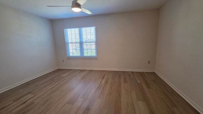 Building Photo - Charming 2 Bedroom Townhouse