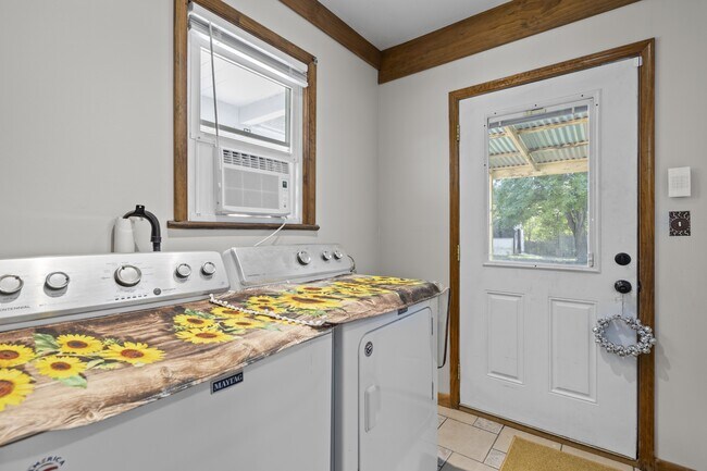 Building Photo - 4009 Maple Dr