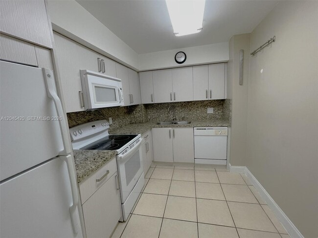 Building Photo - 3900 N Hills Dr