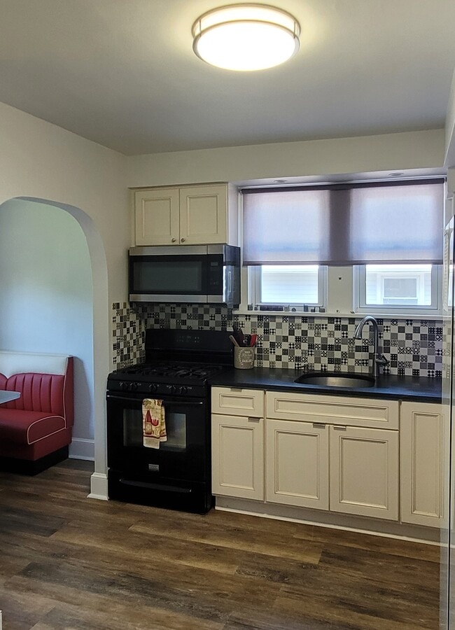 Kitchen stove/microwave - 248 W Franklin St