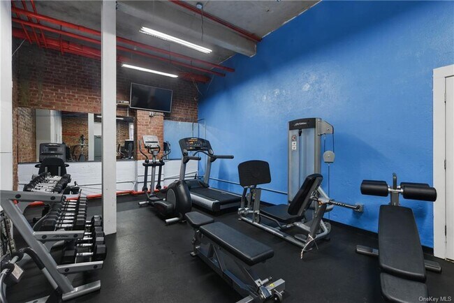 Building Photo - 633 Old Post Rd