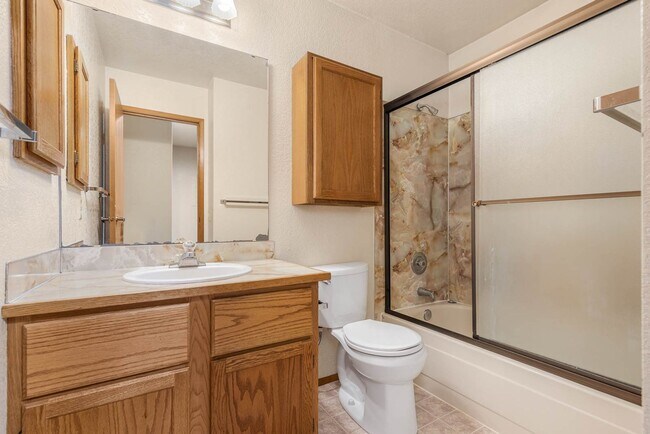 Building Photo - 2 Bedroom 2 Bathroom Condo Near Downtown Kirkland