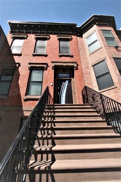 Building Photo - 782 Grand St