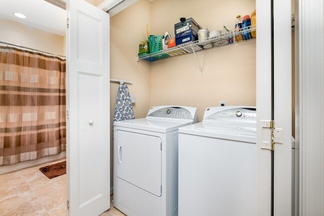 Building Photo - 3BR Open Floor Plan with Garage in Captain...