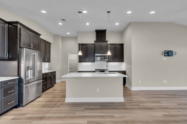 Building Photo - Beautiful Villa, ready to make it your home.