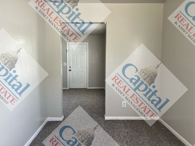 Building Photo - Charming 2 Bedroom