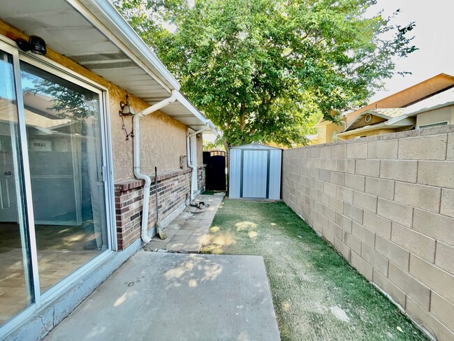 Building Photo - Conveniently Located Two-Bedroom Townhome