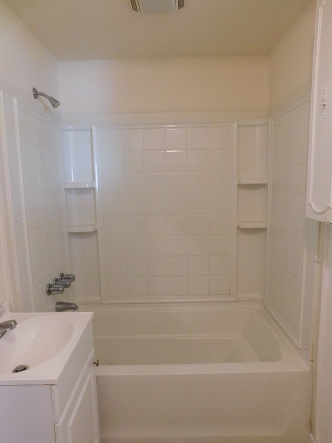 Building Photo - 2208 1/2 Spencer Avenue