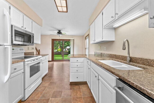 Building Photo - Perfect Townhome with Garage. PETS WELCOME