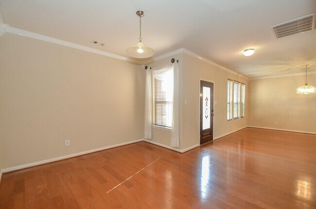 Building Photo - 2410 Crossmill Ln