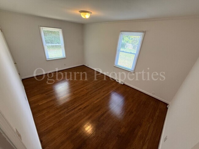 Building Photo - 1102 Oak Grove Rd SW
