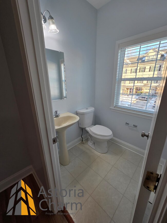 Building Photo - 3 Bedroom 3 Level Home with Garage and Flexible Layout