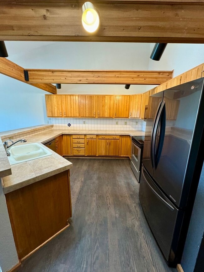 Building Photo - Well Maintained 3 bedroom end unit Townhom...