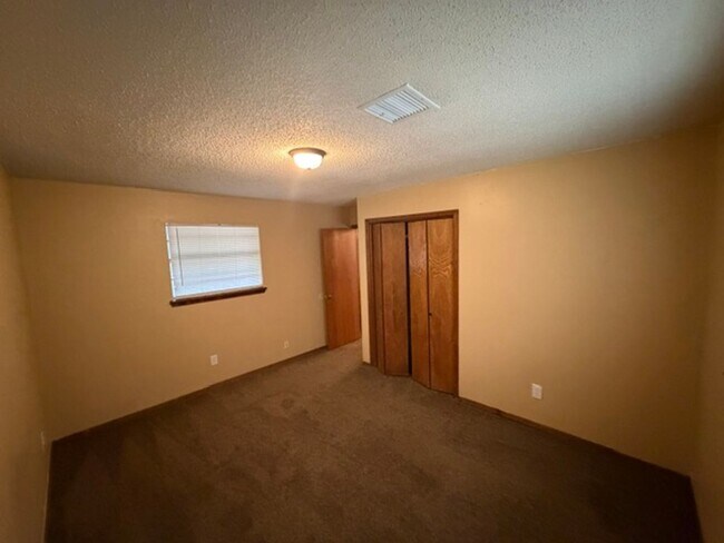 Building Photo - Wonderful east Norman home! Three bed, two bath, two car garage, fully fenced yard!