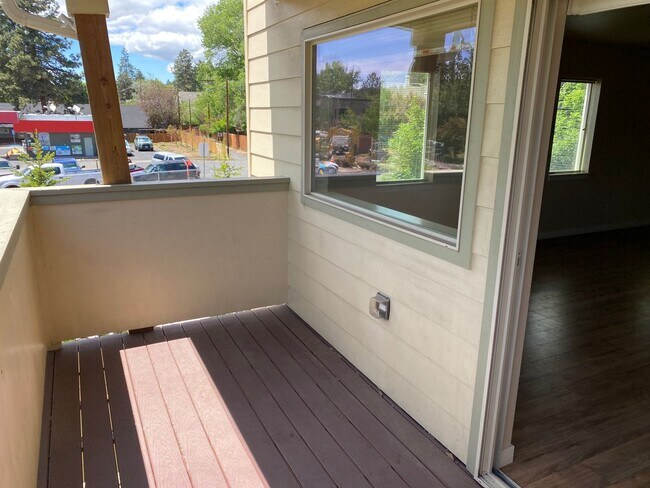 Building Photo - 4 Bed/3 Bath Townhome in NW Bend - Newport...