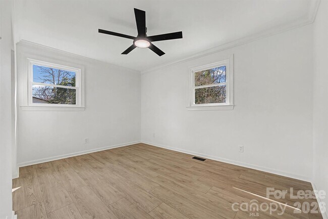 Building Photo - 357 Barnes St