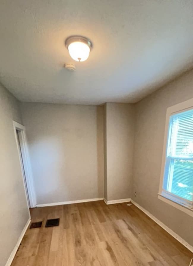 Building Photo - Bungalow in the Pleasure Ridge Park Neighb...