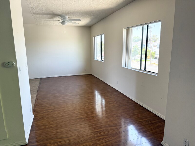Building Photo - 14942 Burbank Blvd