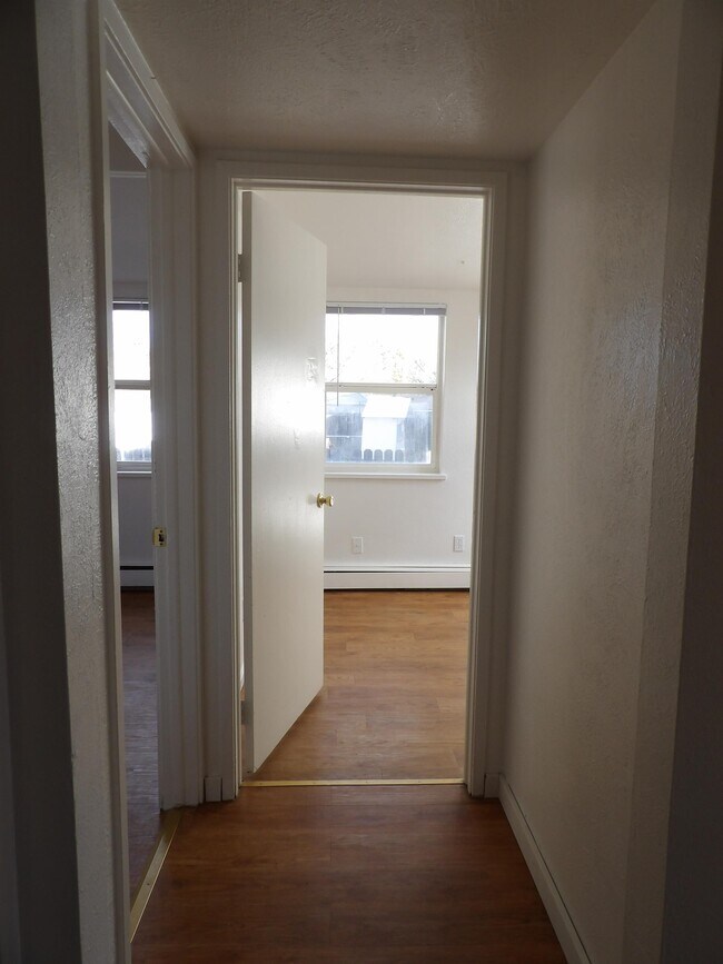 Building Photo - 1545 E 6th St