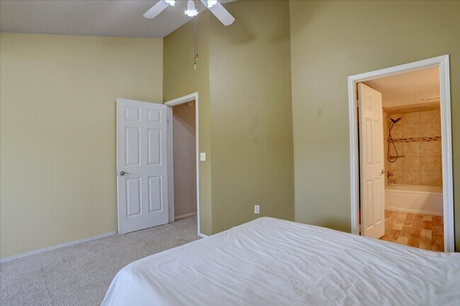 Building Photo - Beautiful 2bed/2bath/1car garage in Louisv...