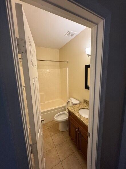 Building Photo - 310 Primrose Ln