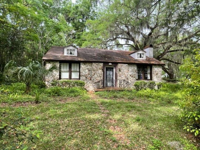 Building Photo - Beautiful 4 Bedroom, 2 Bathroom House Near...