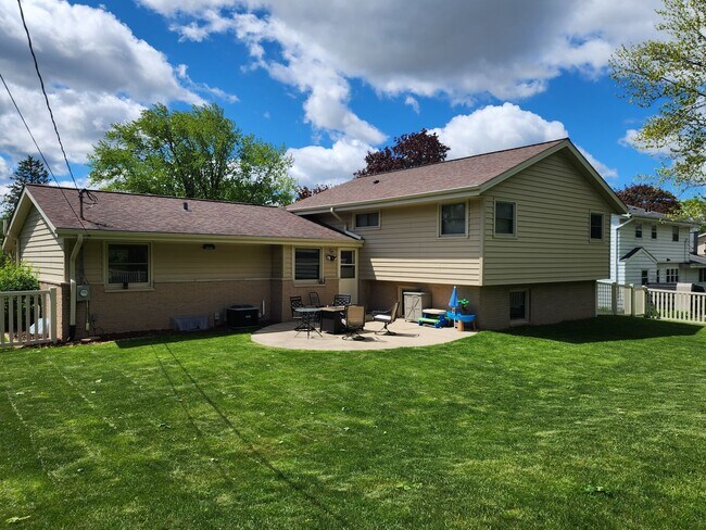 Building Photo - Updated Brookfield 4 bedroom home