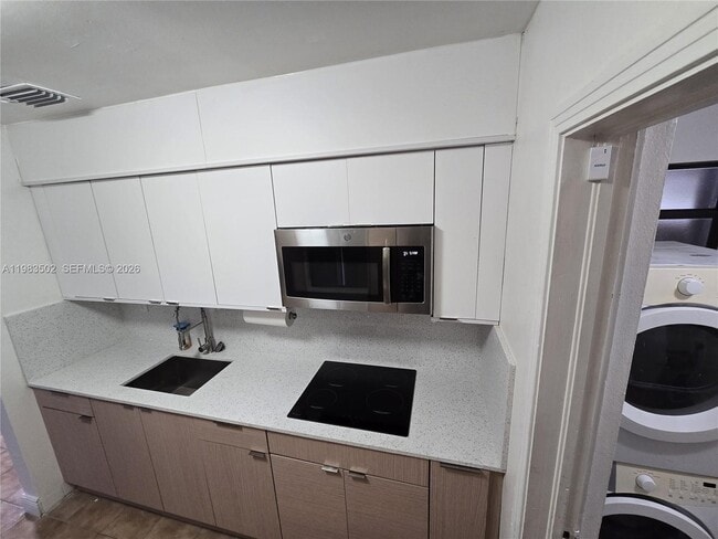 Building Photo - 704 SW 2nd Ave