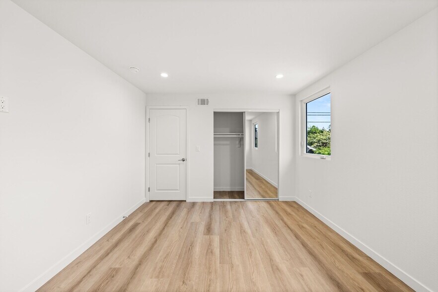 Building Photo - 4700 S Gramercy Pl