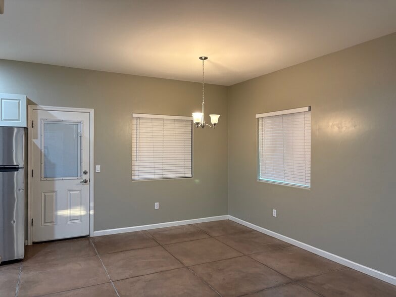 Building Photo - 3623 E Bellevue St