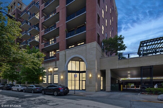 Building Photo - 811 W 15th Pl