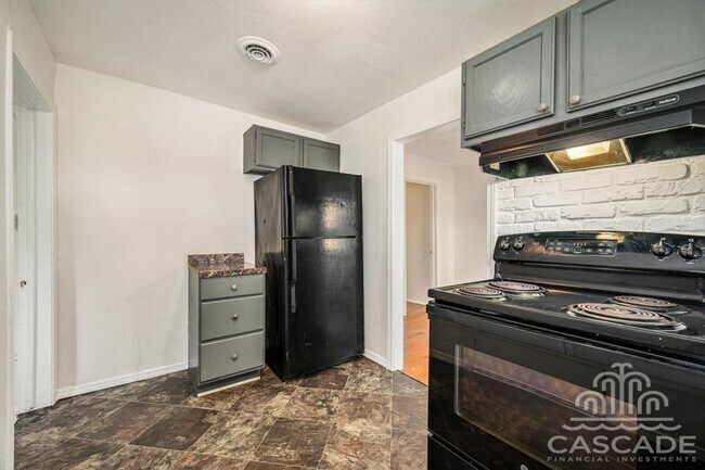 Building Photo - 707 N Forest Ave