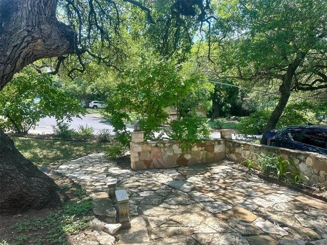 Building Photo - 312 Le Grande Ave