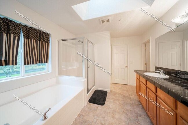 Building Photo - Bright & Elegant 3-Bedroom w/ Study and En...