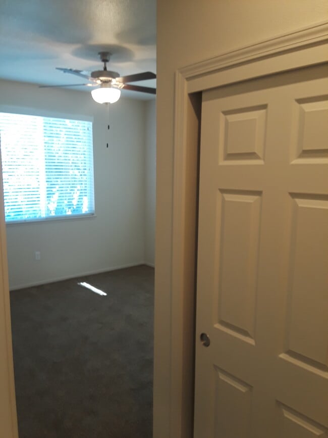 Building Photo - 1005 W 6th St