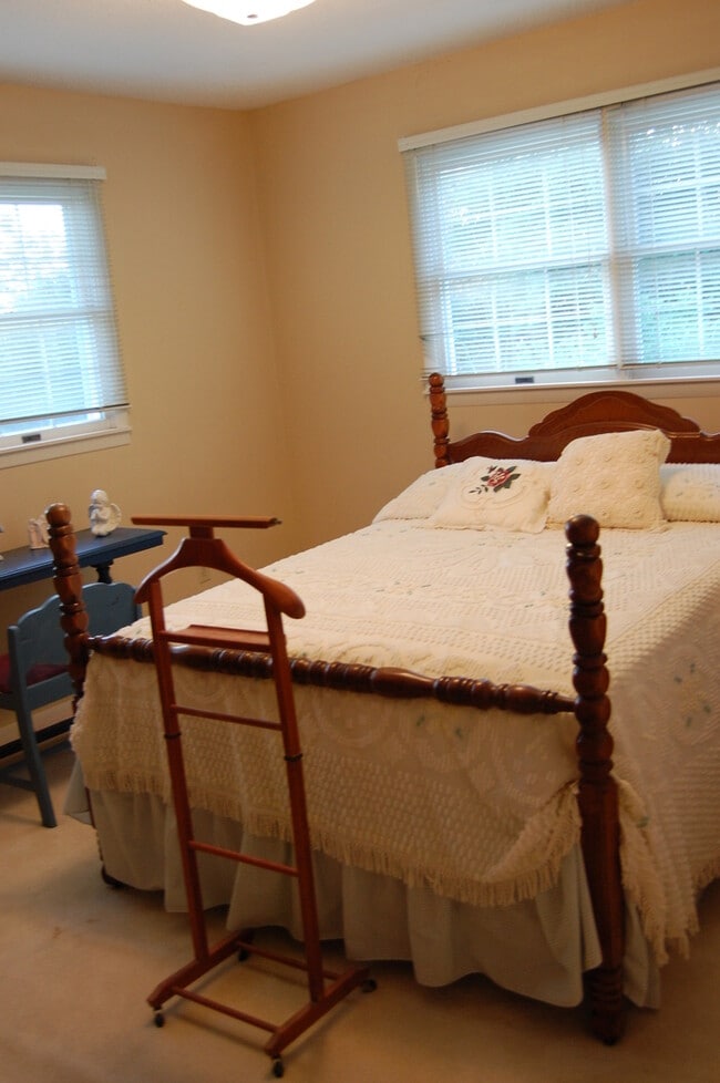Building Photo - Large Partially Furnished 4/2.5 in Beautif...