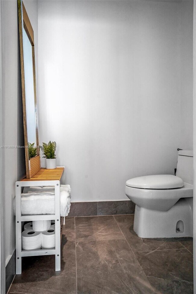 Building Photo - 650 NE 32nd St