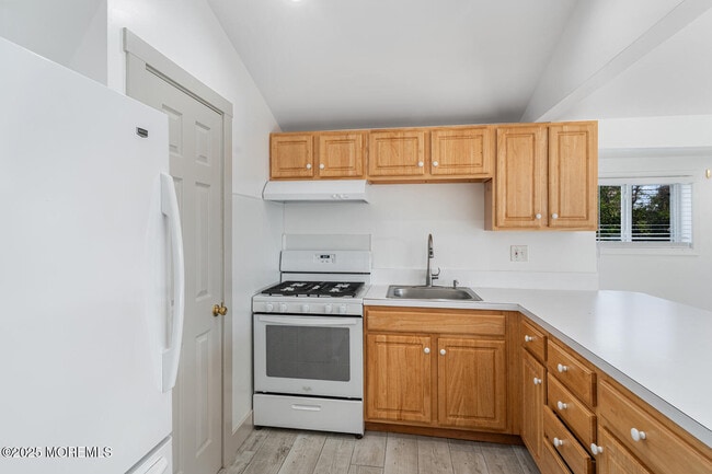Building Photo - 102 E Boat Dr