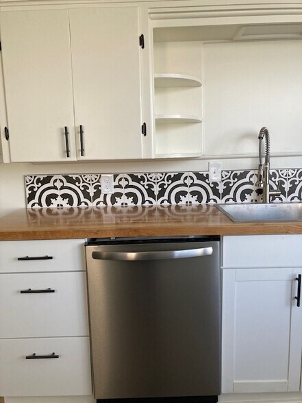 Building Photo - 702 6th Ave