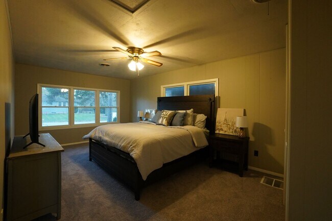 Building Photo - 4 Bedroom 2 Bathroom FULLY FURNISHED Home with Fenced in Backyard and 2 Car Garage-  UTILITIES IN...