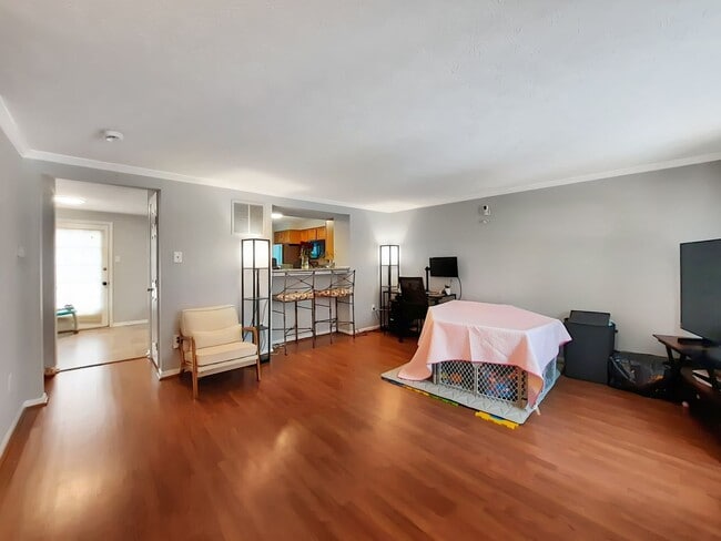 Building Photo - Spacious 3BR/2.5BA End-Unit TH in Windsor Mill + Move-In Special!