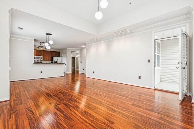 Building Photo - Riverside  Condo-RARE-Ready Now