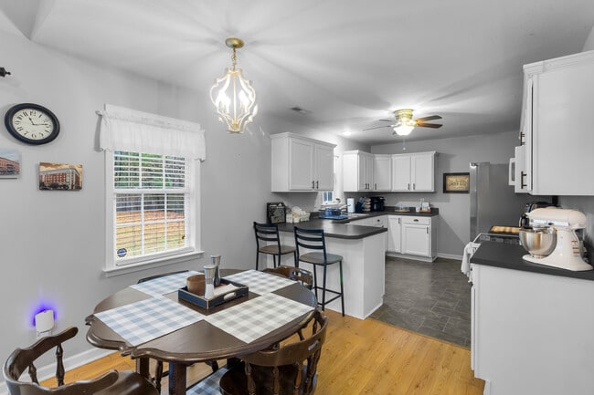 Building Photo - 158 Oakley Dr